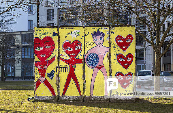 Künstlerisch bemalte Mauersegmente auf dem Rasen am Potsdamer Platz  Berlin  Deutschland  Europa