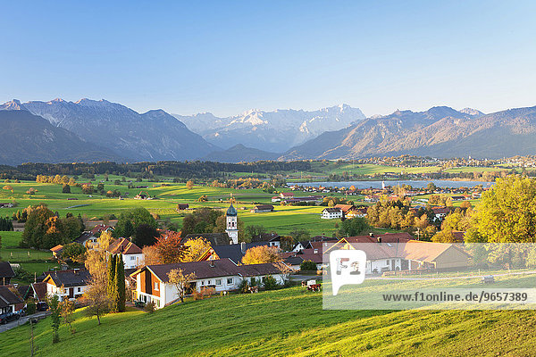 Ausblick von der Aidlinger Höhe über den Riegsee zum Wettersteingebirge  Oberbayern  Bayern  Deutschland  Europa