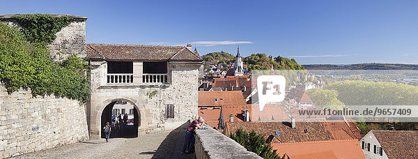 Ausblick vom Schloss Hohentübingen auf die Altstadt mit Stiftskirche  Tübingen  Baden-Württemberg  Deutschland  Europa