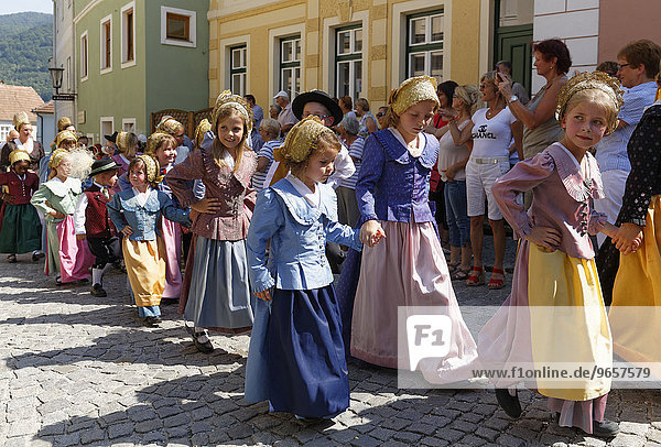 Mädchen mit Goldhauben,  Festzug zum Marillenfest,  Spitz an der Donau,  Wachau,  Waldviertel,  Niederösterreich,  Österreich,  Europa