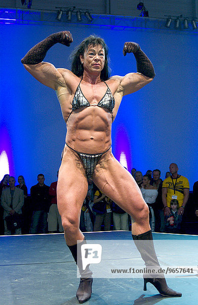 Bodybuilderin posiert auf der Fitnessmesse FIBO in Essen