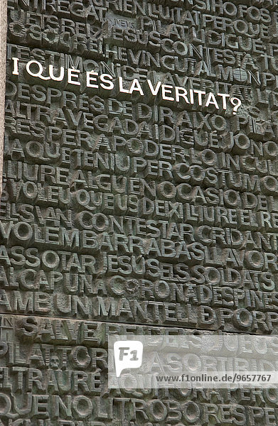 '''Und Welche ist die Warheit?''  Inschrift im Portal der Sagrada Familia Kathedrale in Barcelona  Spanien  Europa'