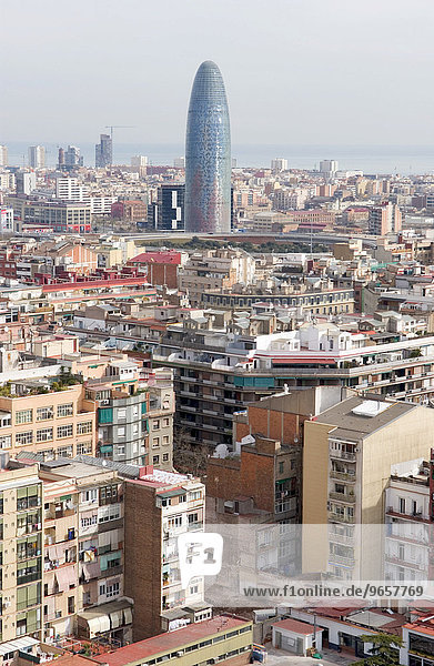 'Blick von einem der Tuerme der Sagrada Familia Kathedrale auf Barcelona und das moderne Buerohochhaus ''Torre Agbar'' in Barcelona  Spanien  Europa'