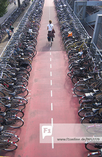 Fahrradgarage vor dem Hautbahnhof (Centraal Station) von Amsterdam  Niederlande  Europa