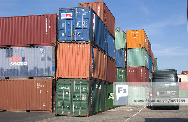 Frachtcontainer warten im Hafen von Neuss auf ihre Verladung