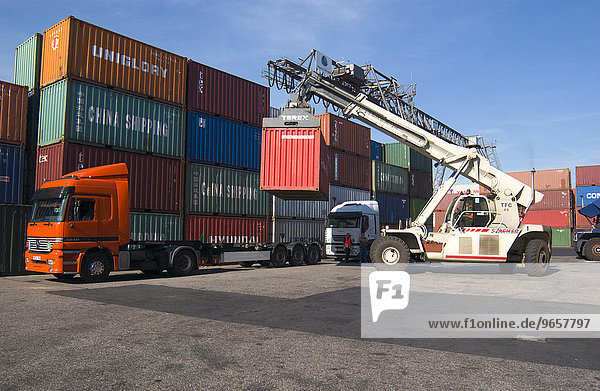 Beladung eines LKW mit einem Container im Containerterminal im Hafen von Neuss