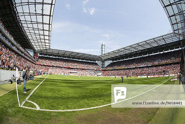 Das gefüllte Rhein Energie Stadion vor Anpfiff einer Bundesliga Partie des 1.FC Köln vom Eckpunkt  Köln  Nordrhein-Westfalen  Deutschland  Europa