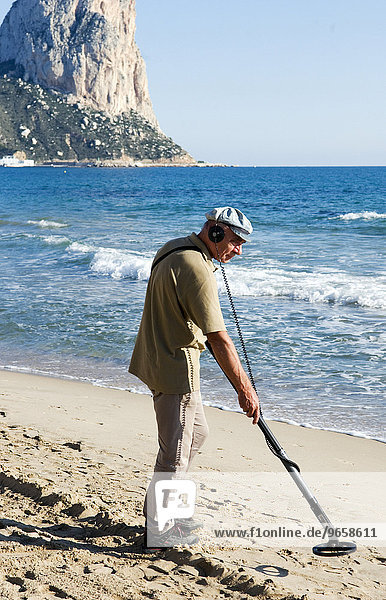Mann sucht den Strand mit Metallsuchgerät ab  Calpe  Costa Blanca  Spanien  Europa
