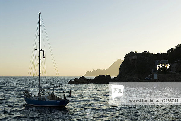 Segelboot in einer Bucht an der spanischen Mittelmeerküste nahe Altea Costa Blanca Spanien Europa