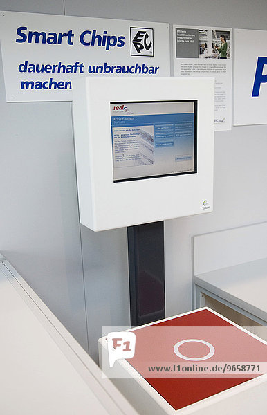 Station zum Deaktivieren der Smart Chips in Verpackungen im real  - Future Store der Metro Group in Tönisvorst bei Krefeld  Nordrhein-Westfalen  Deutschland  Europa