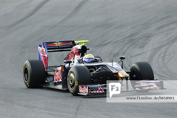Sebastien Buemi im Scuderia Toro Rosso STR4 bei Formel 1 Testfahrten auf dem Circuit de Catalunya bei Barcelona Spanien Europa