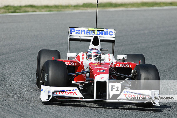 Jarno Trulli im Toyota TF109 bei Formel 1 Testfahrten auf dem Circuit de Catalunya bei Barcelona  Spanien  Europa
