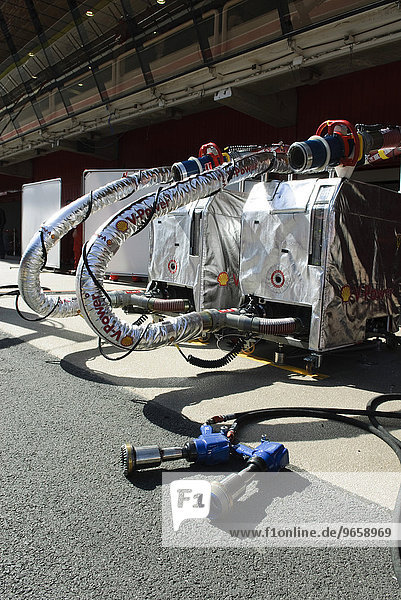 Hydraulische Drehschlüssel und Tankanlage bei Formel 1 Testfahrten auf dem Circuit de Catalunya bei Barcelona  Spanien  Europa