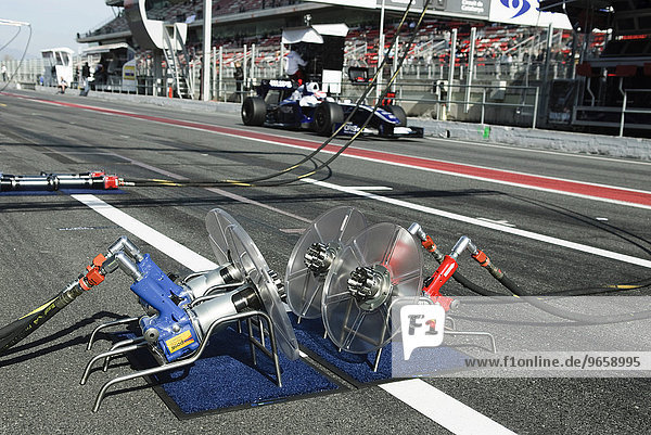 Hydraulische Drehschlüssel in der Box bei Formel 1 Testfahrten auf dem Circuit de Catalunya bei Barcelona  Spanien  Europa