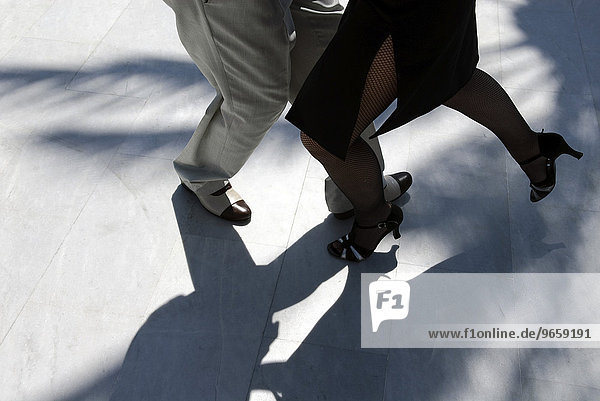 Beine eines Paares das Tango tanzt
