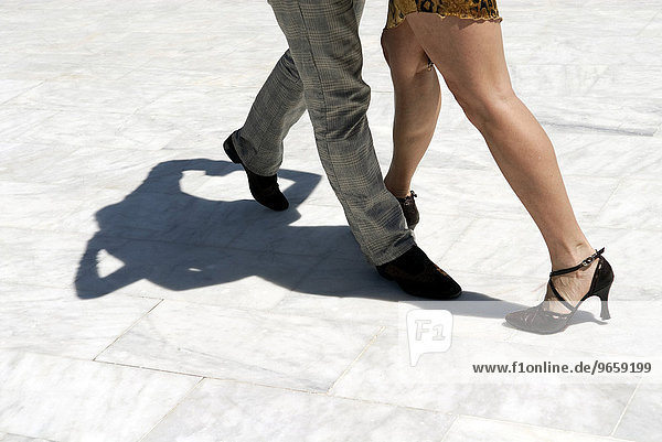 Beine eines Paares das Tango tanzt