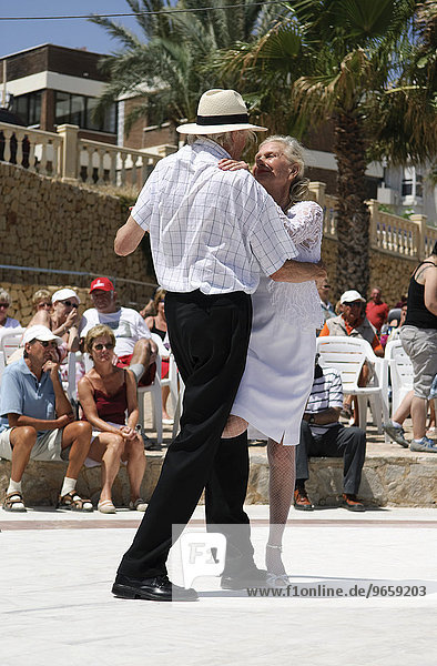 Paar fortgeschrittenen Alters tanzt Tango
