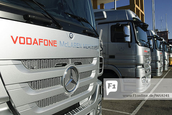 Trucks des McLaren Teams bei Formel 1 Testfahrten in Valencia  Spanien  Europa