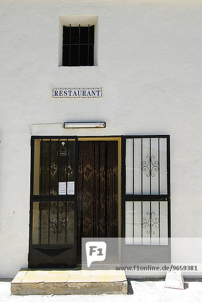 Hausfassade und Eingang zu einem rustikalen einfachen Landrestaurant Spanien Europa