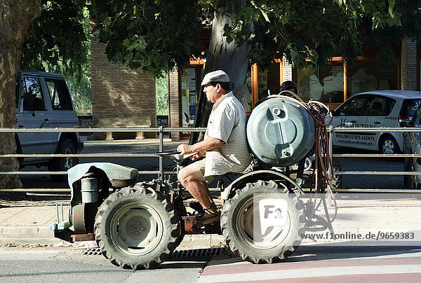 Spanischer Bauer auf kleinem Traktor  Spanien  Europa
