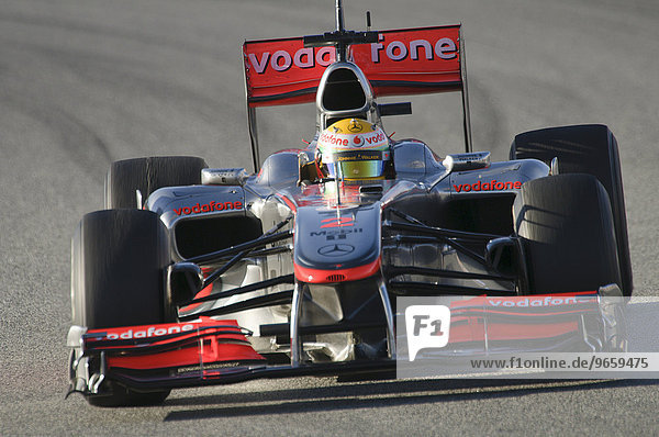 Lewis Hamilton GB im McLaren MP4-25 Boliden während Formel 1 Testfahrten auf dem Circuito de Catalunya Spanien Europa