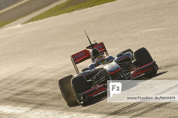 Lewis Hamilton GB im McLaren MP4-25 Boliden während Formel 1 Testfahrten auf dem Circuito de Catalunya Spanien Europa