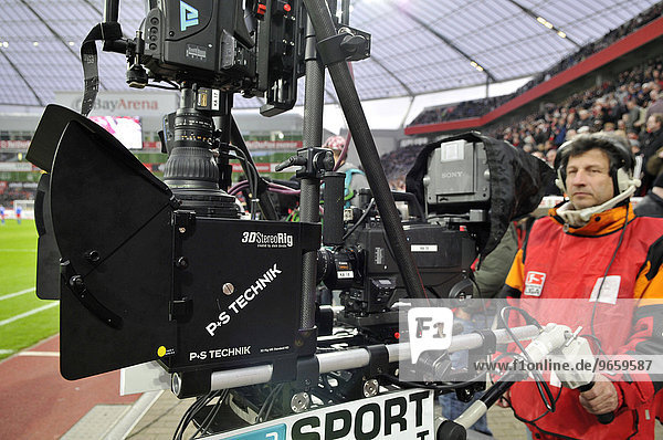 Fernsehkamera zur Erstellung von dreidimensionalen Aufnahmen eines Fußballspiels am Spielfeldrand in der BayArena Leverkusen Nordrhein-Westfalen Deutschland Europa