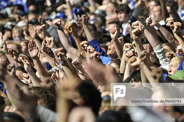 Schalke 04 Fans recken Hände und Fäuste nach oben Fußball-Bundesliga Schalke 04 - Borussia Mönchengladbach 2:2 Gelsenkirchen Nordrhein-Westfalen Deutschland Europa