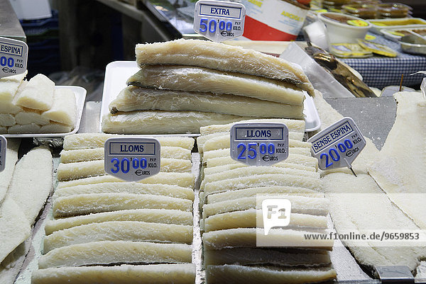 '''Bacalao'' gesalzener getrockneter Kabeljau auch Klippfisch oder Stockfisch an einem Stand in der Markthalle Mercat de La Boqueria Mercado de la Boqueria in Barcelona Spanien Europa'