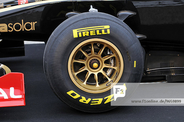 Pirelli-Reifen am Renault R31 auf dem Circuit Ricardo Tormo in Valencia  Spanien  Europa