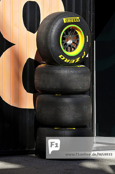 Pirelli RennreifenPirelli Formel 1 Rennreifen aufgestapelt im Paddock des Circuit Ricardo Tormo bei Valencia Spanien Europa