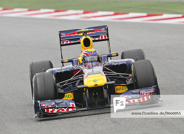 Mark Webber AUS im Red Bull RB7 Bolide bei Formel 1 Testfahrten auf dem Circuit de Catalunya bei Barcelona Spanien Europa