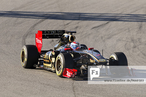 Witali Petrow Vitaly Petrov RUS im Renault R31 Bolide bei Formel 1 Testfahrten auf dem Circuit de Catalunya nahe Barcelona Spanien Europa