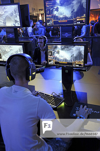 'Jugendliche spielen das Computerspiel ''Starcraft'' auf der Gamescom Computerspielmesse Köln Nordrhein-Westfalen Deutschland Europa'