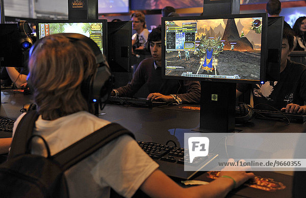'Junge spielt das Computerspiel ''Warcraft'' auf der Gamescom Computerspielmesse Köln Nordrhein-Westfalen Deutschland Europa'