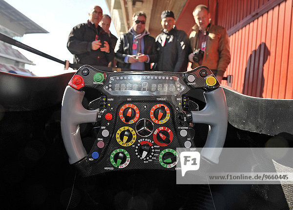 Das Lenkrad im Cockpit des MercedesGP W02 Boliden von Michael Schumacher bei Testfahrten vom 21.-24.2.2012 auf dem Circuito de Catalunya bei Barcelona Spanien Europa