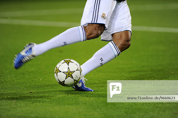 Spieler von Real Madrid läuft mit dem offiziellen Champions League Spielball Adidas Finale 2013 Champions League Borussia Dortmund - Real Madrid Dortmund Nordrhine-Westfalen Deutschland Europa