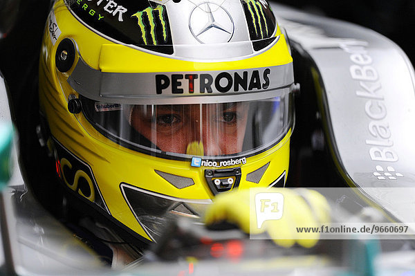 Nico Rosberg GER Mercedes sitzt mit Helm im Cockpit seines Boliden beim Freitagstraining zum Großen Preis der Formel 1 von Spanien auf dem Circuit de Catalunya Montmeló Katalonien Spanien Europa