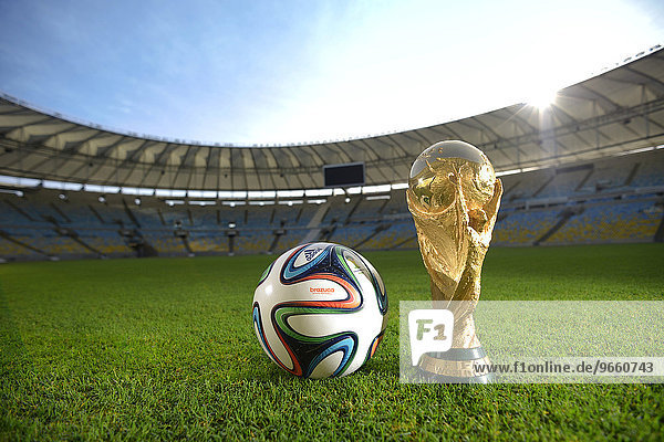Brazuca von Adidas  offizieller Spielball der Fußball-WM 2014 in Brasilien neben der WM-Trophäe im Estádio do Maracanã  Rio de Janeiro  Brasilien  Südamerika