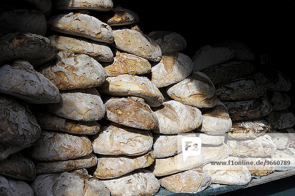 Aufgestapelte  frisch gebackene Brote auf dem jährlich stattfindenden Allerheiligenmarkt  Fira de tots Sants  Cocentaina  Provinz Alicante  Spanien  Europa