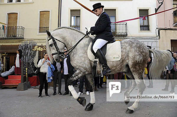 Reiter auf einem Andalusier auf dem jährlich stattfindenden Allerheiligenmarkt  Fira de tots Sants  Cocentaina  Provinz Alicante  Spanien  Europa