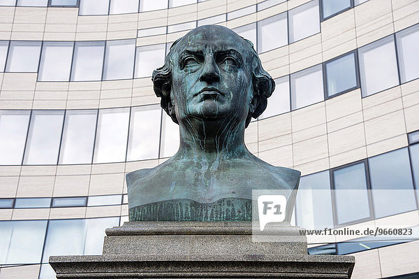 Büste von Friedrich Wilhelm von Schadow vor dem Libeskind-Bau im Kö-Bogen Einkaufszentrum Düsseldorf Rheinland Nordrhein-Westfalen Deutschland Europa