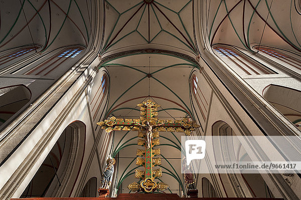 Triumphkreuz von 1420 im Schweriner Dom St. Marien und St. Johannis  Backsteingotik  1248  Schwerin  Mecklenburg-Vorpommern  Deutschland  Europa