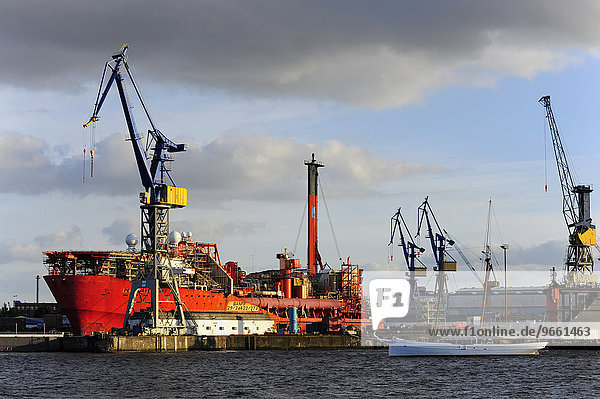Schiff in einer Werft  Hamburger Hafen an der Elbe  Hamburg  Deutschland  Europa
