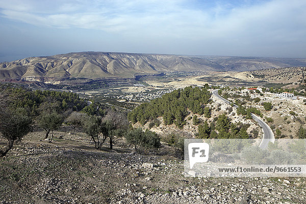 Ausblick über fruchtbares Jordantal auf Golanhöhen  antikes Gadara  Umm Qais  Jordanien  Asien