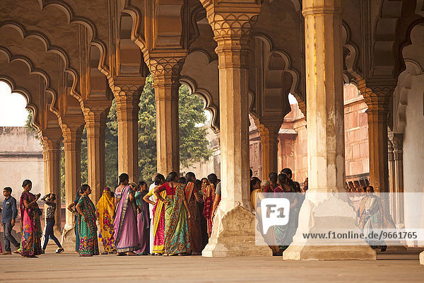 Besucher in der Säulenhalle im Roten Fort  Agra  Uttar Pradesh  Indien  Asien