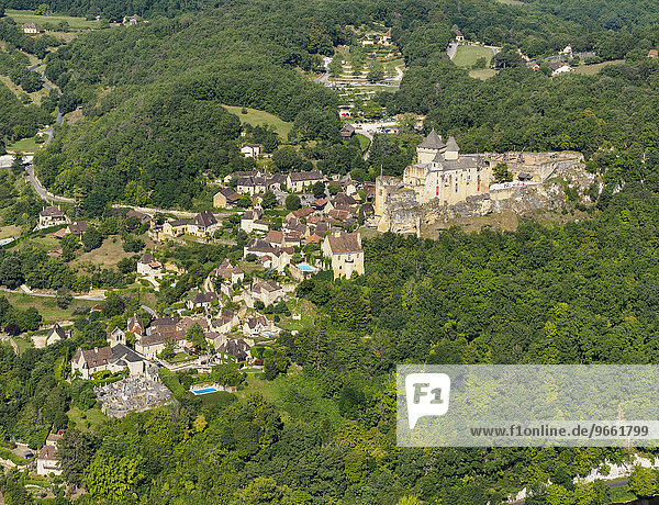Luftbild  Burg und Dorf  Castelnaud-la-Chapelle  Périgord  Département Dordogne  Region Aquitanien  Südfrankreich  Frankreich  Europa