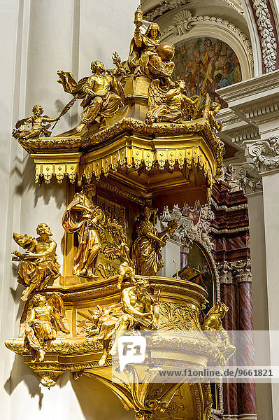Vergoldete Kanzel im Mittelschiff  barocker Dom St. Stephan  auch Stephansdom  Passau  Niederbayern  Bayern  Deutschland  Europa