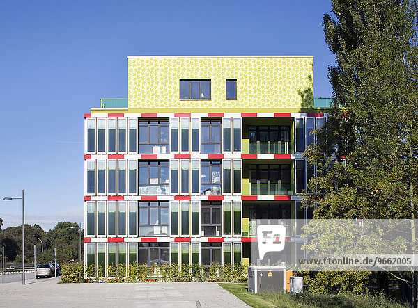 Wohngebäude BIQ mit Photosynthese-Fassade zur Energiegewinnung  Algenhaus  Internationale Bauausstellung Hamburg  Inselpark  Wilhelmsburg  Hamburg  Deutschland  Europa