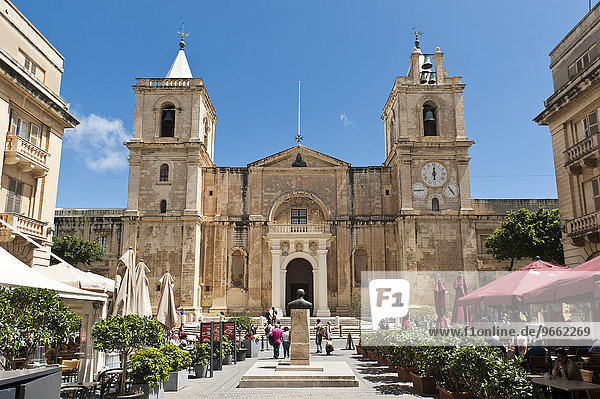 Schlichte Westfassade und zwei Kirchtürme  St. John?s Co-Cathedral  St. Johannes Co-Kathedrale  Klosterkirche Malteserorden  Altstadt  Valletta  Malta  Europa